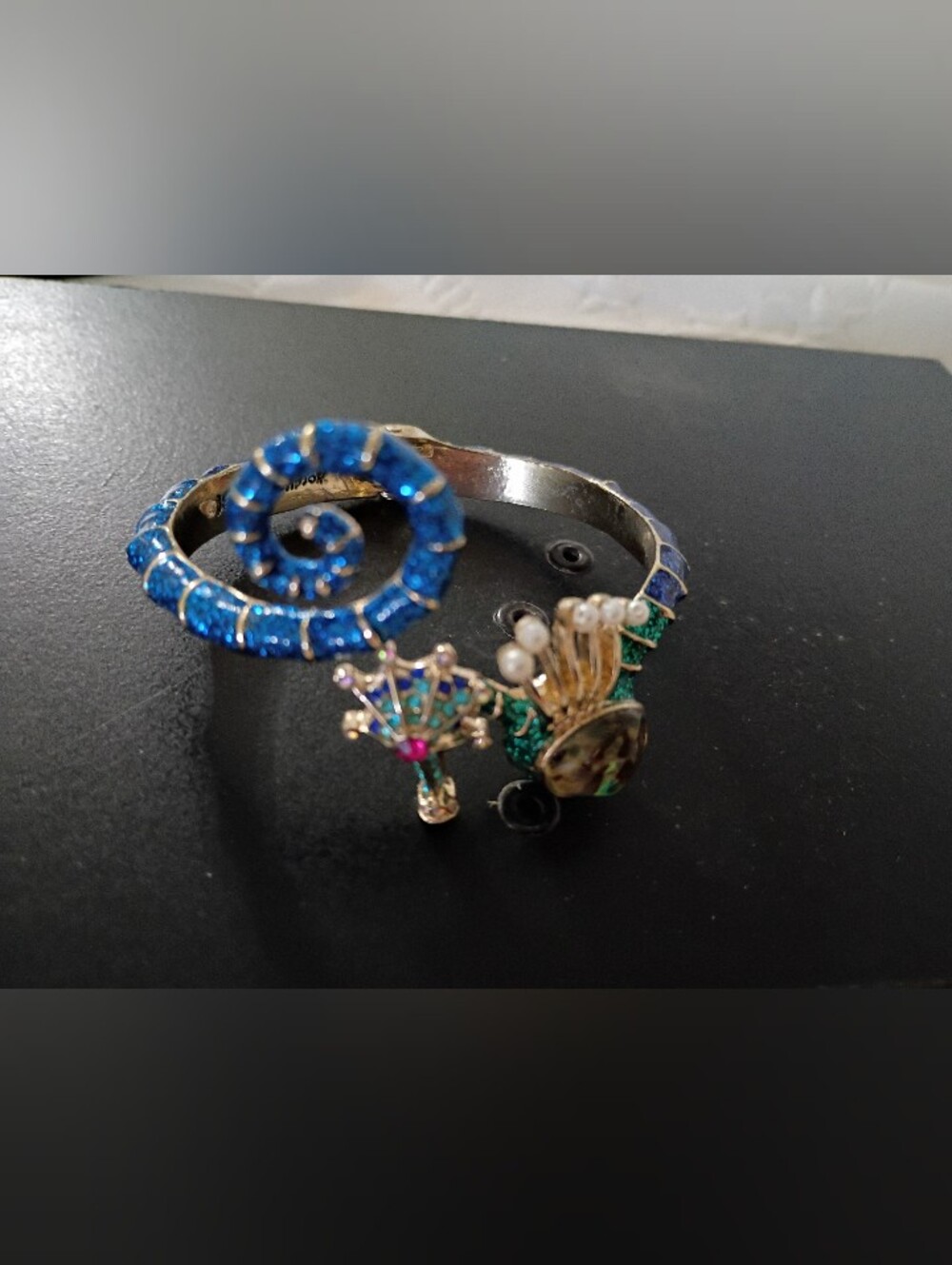 BETSY JOHNSON SGN SEA HORSE BRACELET